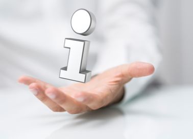 Hand eines Arztes mit i-Symbol für Informationen